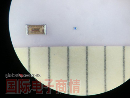 村田制作所(Murata)的標(biāo)準(zhǔn)電感(regular inductor , 尺寸1.0×0.5mmm)。右圖是薄膜電感，尺寸僅0.25×0.125mm。